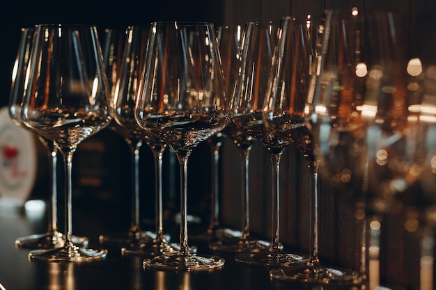Esvazie copos de champanhe limpos no balcão em bar.