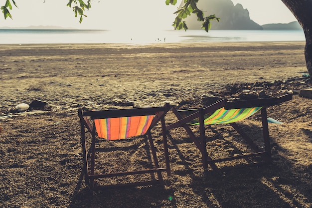 Esvazie duas cadeiras de praia cor vintage conceito de férias de verão tom