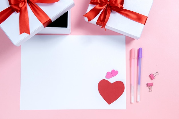 Esvazie o papel branco com coração e caixa de presente com fundo colorido. Dia dos namorados. Espaço vazio para espaço de cópia
