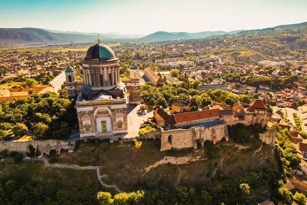 Esztergom Hungría la Basílica de Nuestra Señora en Esztergom junto al río Danubio Descubra las bellezas de Hungría