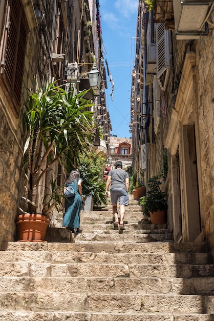 Etapas íngremes e rua estreita na cidade velha de Dubrovnik