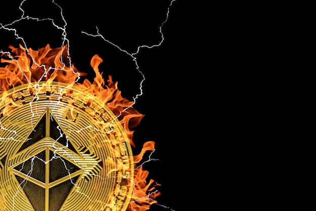 Éter único queimado dourado da moeda criptográfica ethereum com muitos relâmpagos e fogo na vista esquerda do fundo preto