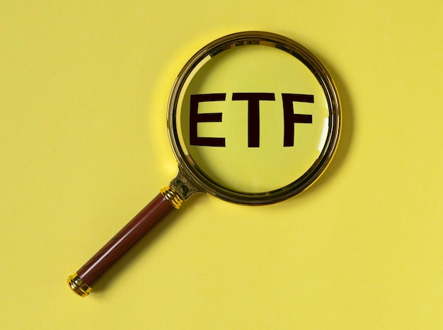 ETF-Akronym durch Lupe auf gelbem Hintergrund
