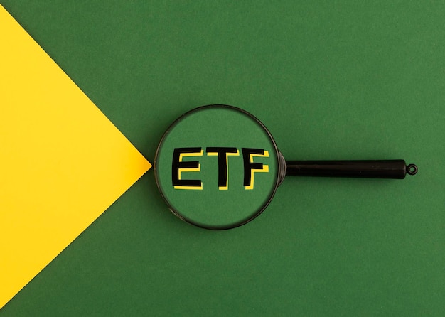 ETF-Analysekonzept Wort durch Lupe