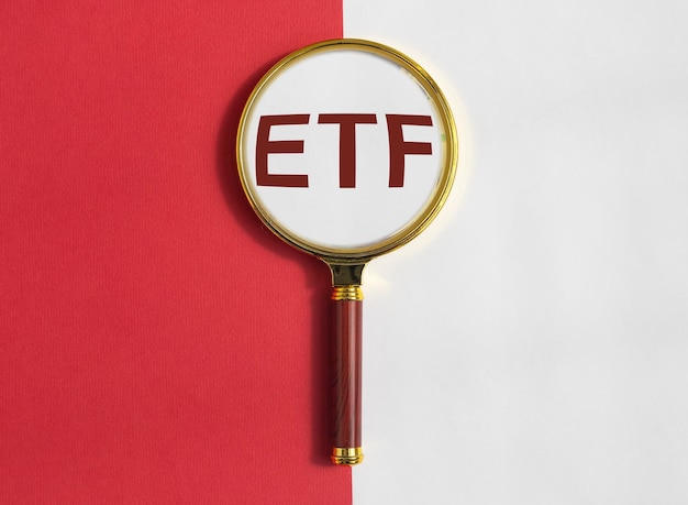 ETF-Analysekonzept Wort durch Lupe