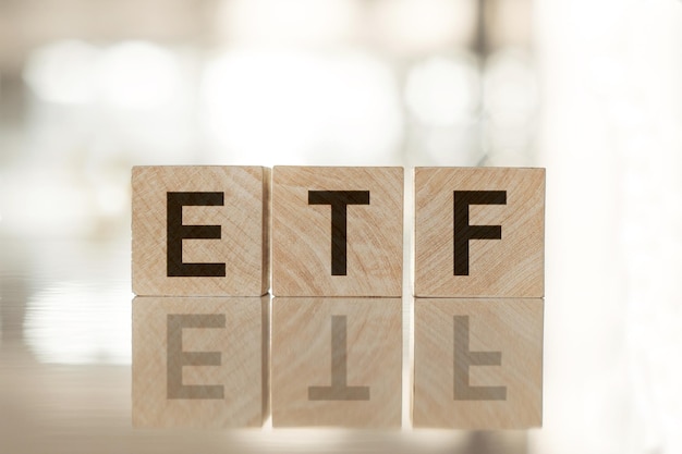 ETF Exchange Traded Fund texto sobre cubos de madera sobre fondo blanco.