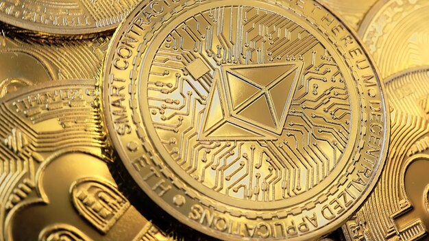 ETH, moneda Ethereum sobre fondo de bitcoins, concepto de inversión en criptomoneda.