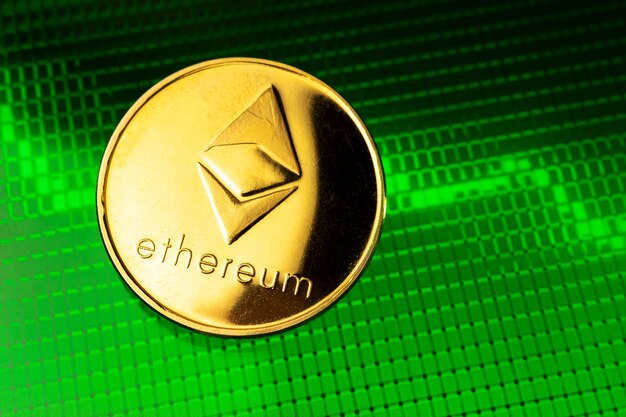 Ethereum ETH-Münze auf dem grünen Aktienchart-Wachstumshintergrund