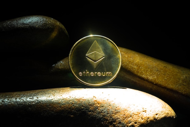 Foto ethereum-kryptowährungs-goldmünze aus nächster nähe, führendes krypto-eth-geld.