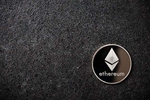 Ethereum-Münze auf schwarzem Hintergrund