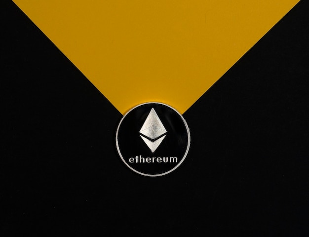 Ethereum o moneda de plata eth sobre fondo negro y amarillo criptomoneda y concepto crypto de etherum