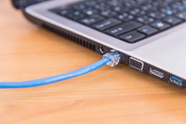 Ethernet-Kabel am Laptop