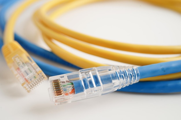 Ethernet-Kabel für den Anschluss an den drahtlosen Router, die Verbindung zum Netzwerk des Internetanbieters