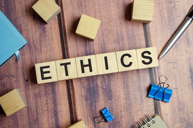 Ethik-Wörter aus Holzblöcken mit Buchstaben Ethik Moralphilosophie Konzept weißer Hintergrund