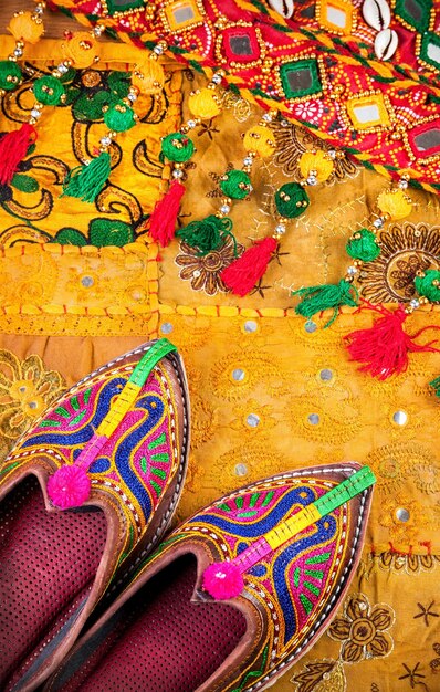 Ethnische Rajasthan-Schuhe und Gürtel