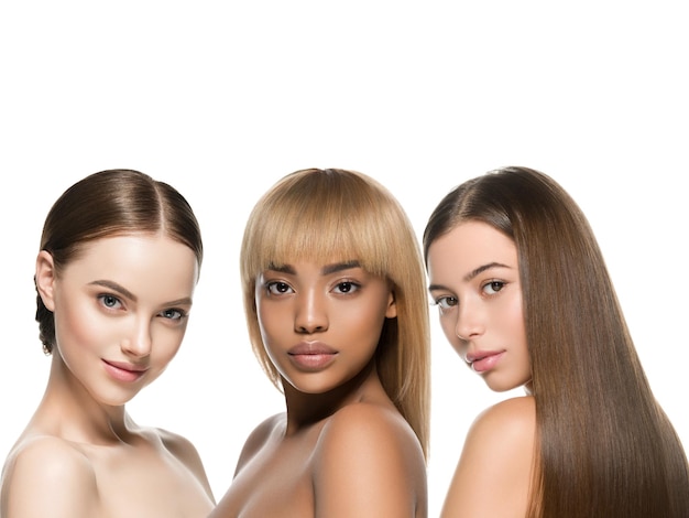 Ethnische Schönheitsfrauengruppe mit unterschiedlicher Rassenfrisurfarbenhaut schöner weiblicher Hauttyp. Studioaufnahme.