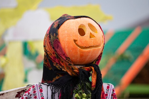 Ethnischer Kürbis für Halloween in slawischer Kleidung