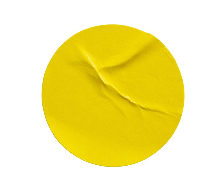 Foto etiqueta adesiva de papel redondo amarelo isolada no fundo branco