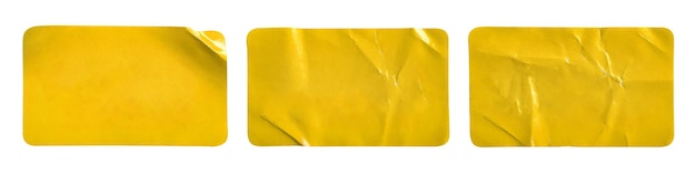 Foto etiqueta adhesiva de papel amarillo aislado sobre fondo blanco.