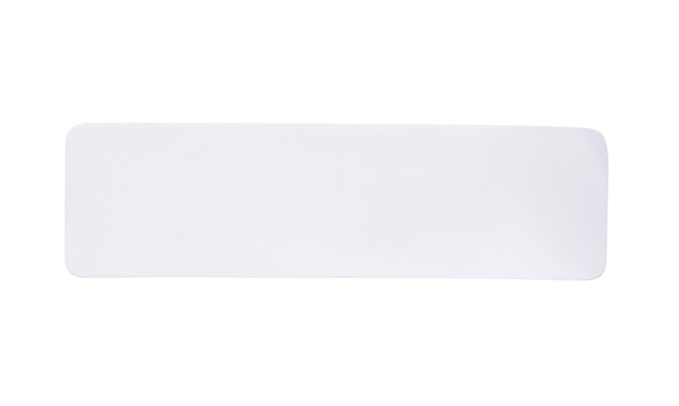 Etiqueta adhesiva de papel blanco en blanco aislada sobre fondo blanco