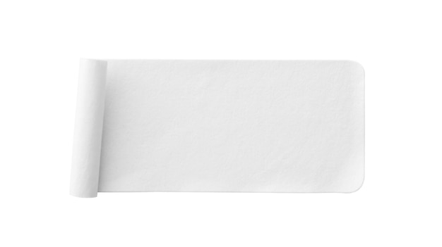 Etiqueta adhesiva de papel blanco en blanco aislado sobre fondo blanco.