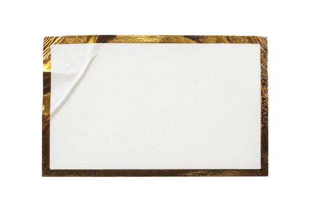 Etiqueta adhesiva de papel blanco en blanco con marco dorado aislado sobre fondo blanco.