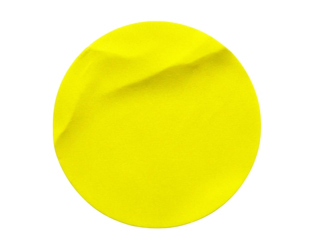 Foto etiqueta adhesiva de papel redondo amarillo aislado sobre fondo blanco.