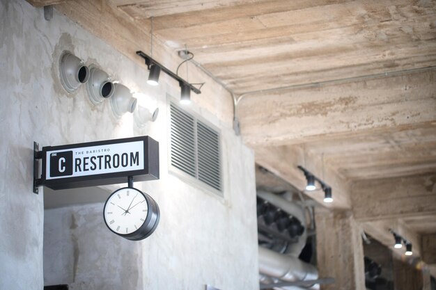 Etiqueta de baño en cafetería