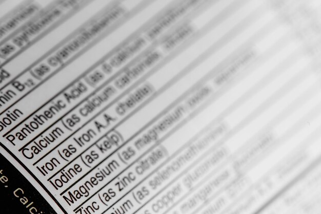 Etiqueta blanca de primer plano con suplementos de un complejo multivitamínico