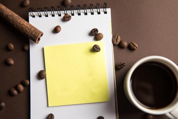 Etiqueta en blanco con libreta y taza de café