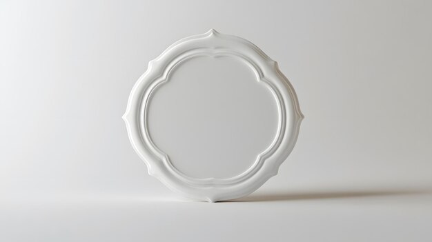 Una etiqueta en blanco perfectamente centrada con bordes en relieve flotando contra un blanco de alta resolución