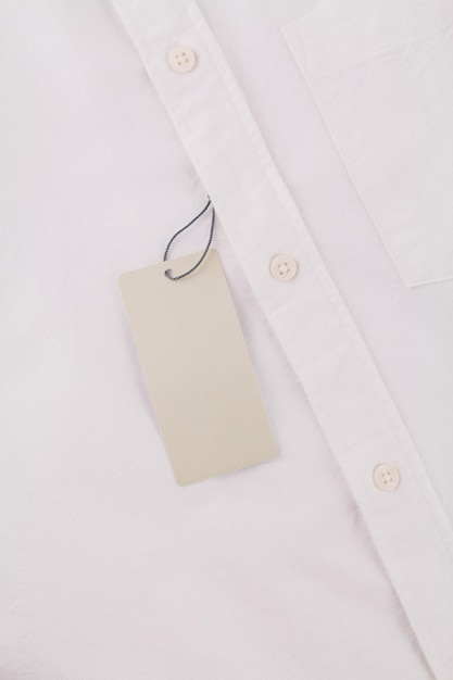 Etiqueta en blanco por precio en camisa blanca