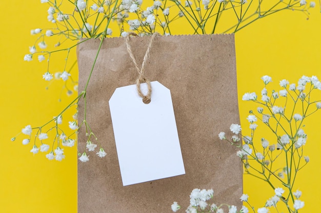 Foto etiqueta de cartón blanco para una caja de regalo con un lugar para el texto en un fondo blanco vista lateral