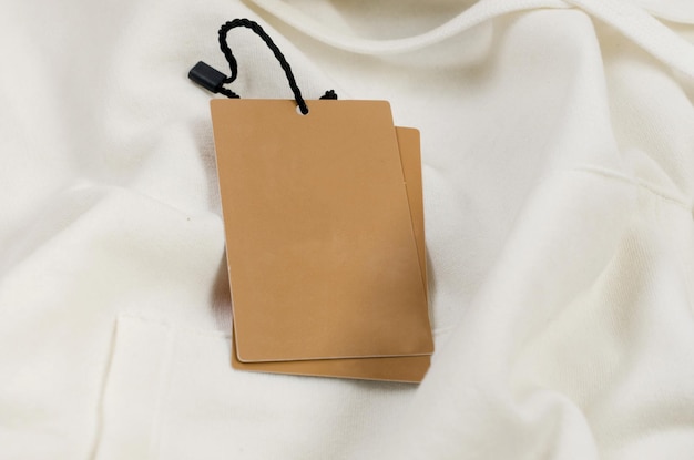 Etiqueta de cartón marrón vacía con cuerda