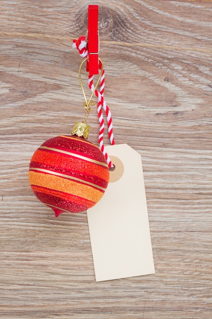 Foto etiqueta com bola de natal pendurada na corda