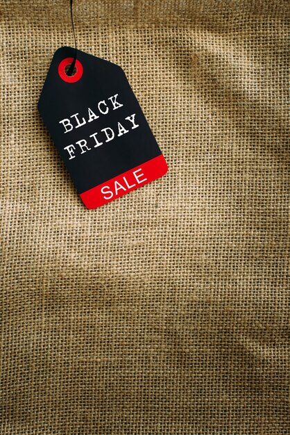 Etiqueta com inscrição da Black Friday na serapilheira