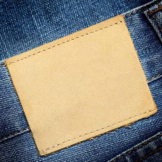 Etiqueta de cuero en blanco en el espacio de los jeans para tu propio texto