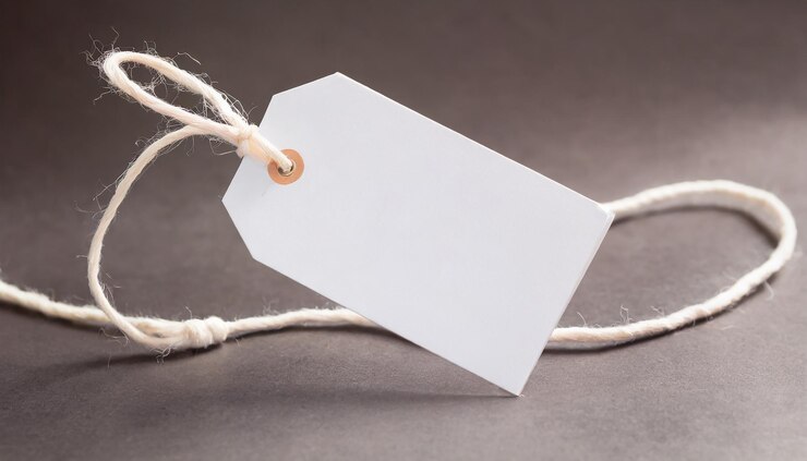 Foto etiqueta de preço de papel branco em branco ou etiqueta de presente com cordão
