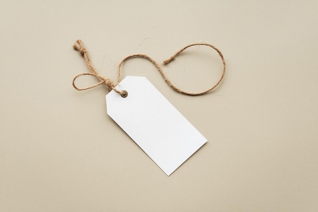 Etiqueta de roupa branca hang mockup papel em branco papelão etiqueta de preço com corda com espaço sopy