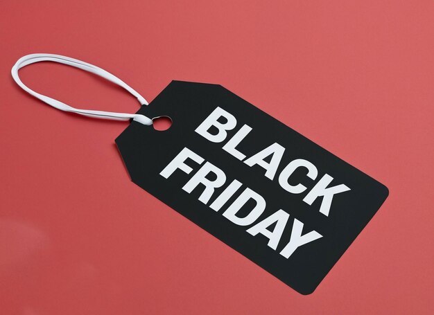 Foto etiqueta de venda da black friday em fundo vermelho com espaço de cópia