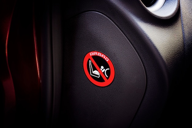 Etiqueta do sinal do cuidado do airbag do assento das crianças.