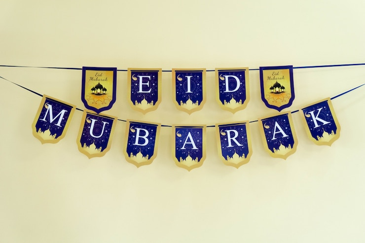 Foto etiqueta eid mubarak colgada en la pared