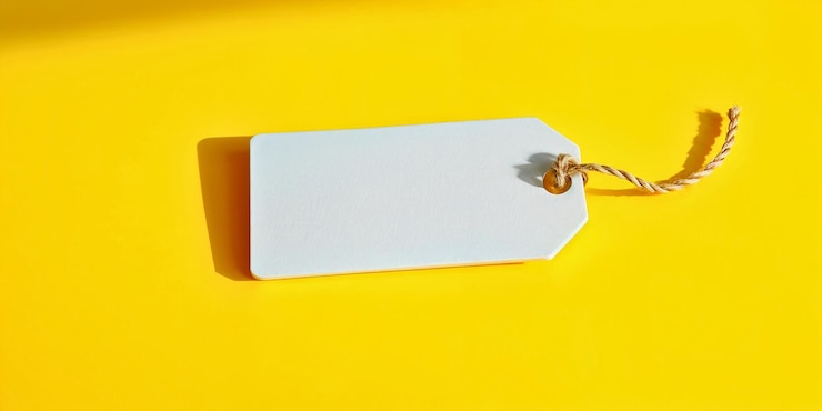 Foto etiqueta em branco em fundo amarelo vibrante com corda forte contraste e minimalismo