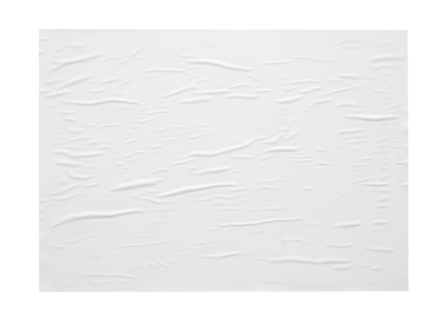 Etiqueta engomada de papel arrugado y arrugado blanco en blanco o textura de cartel aislada sobre fondo blanco