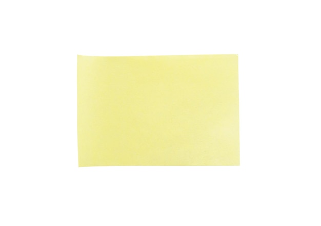 Etiqueta engomada de papel de nota postal amarilla aislada sobre fondo blanco