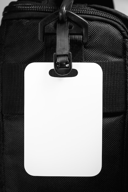 Etiqueta de equipaje vacía con bolsa de viaje. Tarjeta en blanco para el diseño.