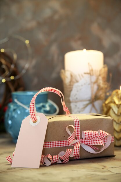 Etiqueta para la firma de un regalo navideño decorado con lazo rojo y blanco.