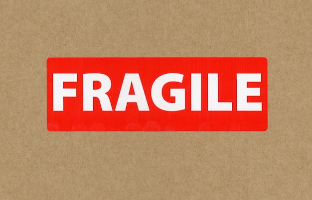 Etiqueta frágil en el paquete