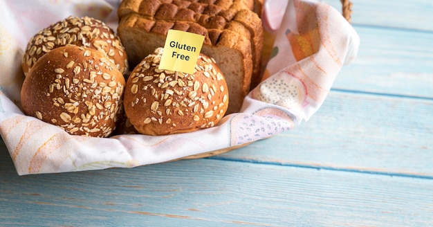 Etiqueta sin gluten en la cesta de pan y bollos