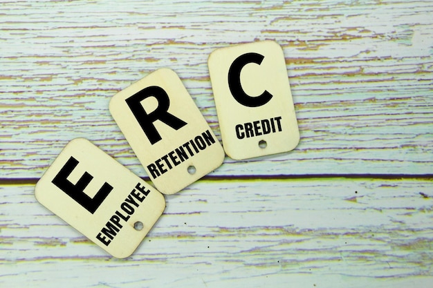 etiqueta de madera con la palabra retención de empleados crédito el concepto de retención de salarios de los empleados